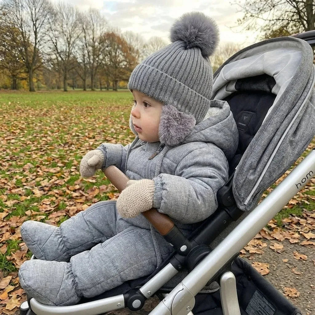 Bonnet Bébé à Pompon, vue de trois-quarts