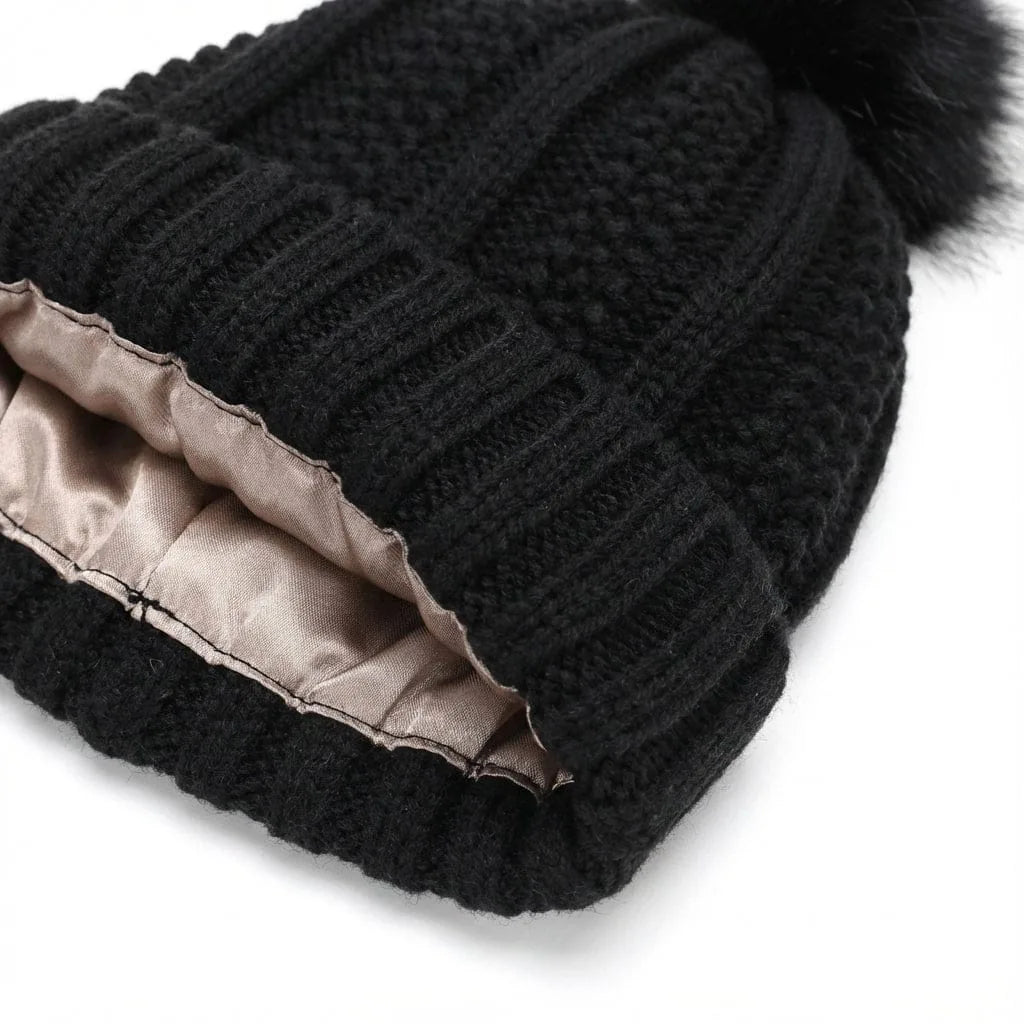 Bonnet Brodée à Pompon, vue de détail