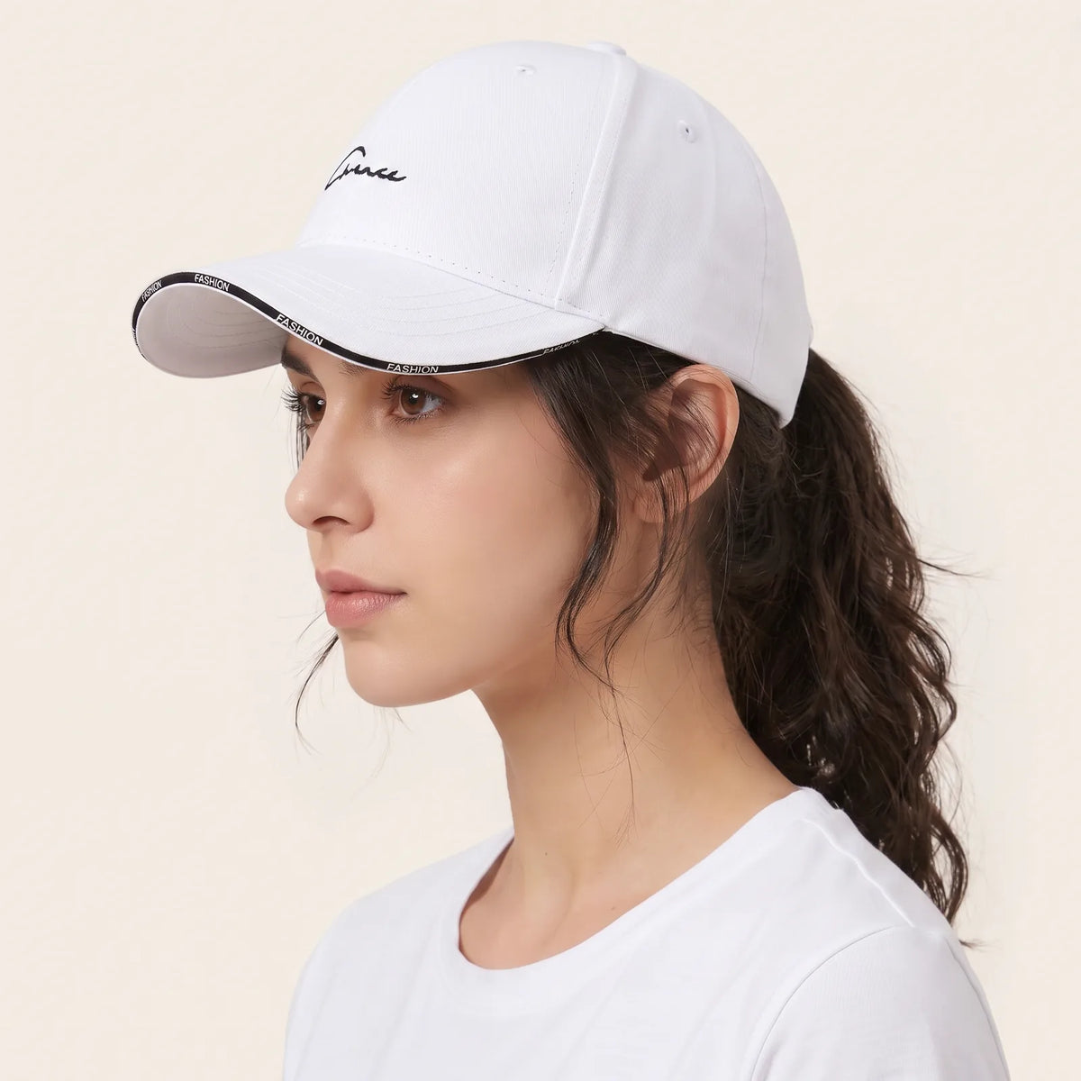 Casquette Femme Minimaliste, vue de trois-quarts