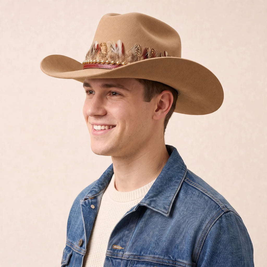Chapeau de Cowboy avec Plume, vue de trois-quarts