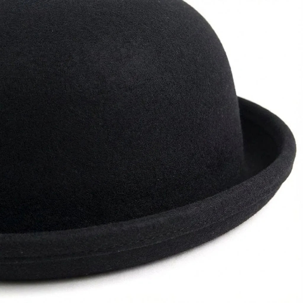 Chapeau Melon Noir, vue de trois-quarts